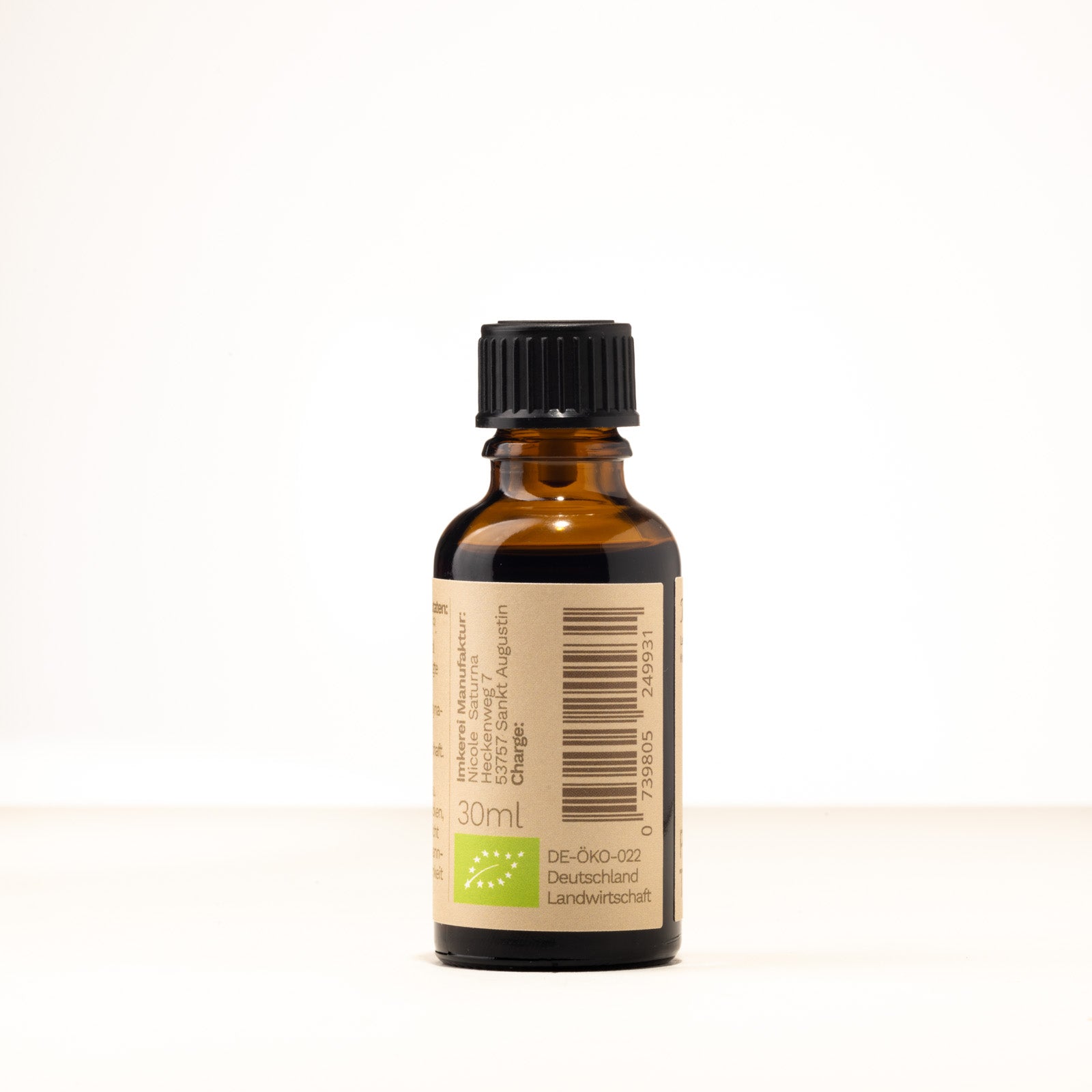 Braunglasflasche mit schwarzem Plastikschraubverschluss und beigem Etikett. Immenkraft, Leben mit der Kraft der Biene. Seitenansicht 2: Hersteller, EU-Biologo und EAN-Code